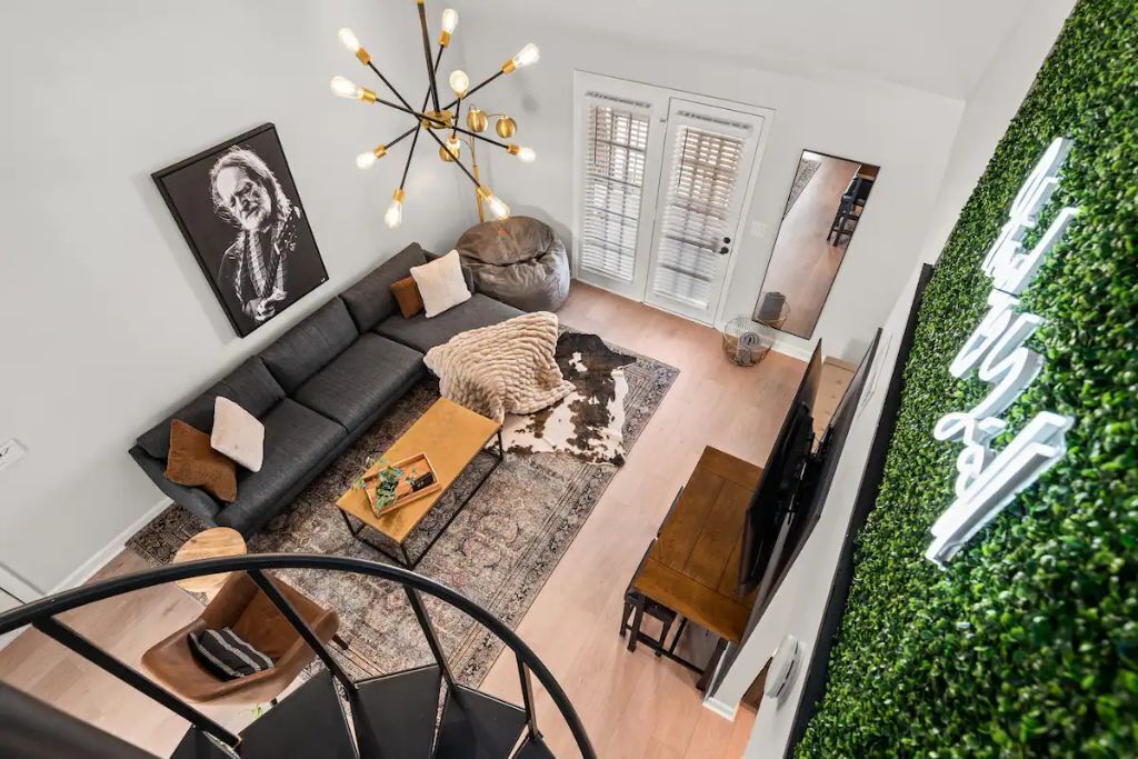 Walk to Broadway! Central Trendy Loft / 2 King 1Qn