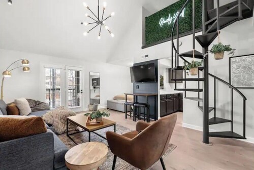 Walk to Broadway! Central Trendy Loft / 2 King 1Qn
