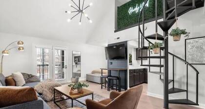 Walk to Broadway! Central Trendy Loft / 2 King 1Qn