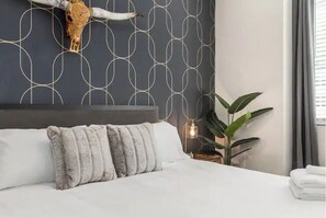 4 bedrooms, in-room safe, desk, iron/ironing board