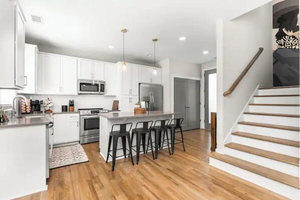 Kjøleskap, mikrobølgeovn, ovn og kokeplater