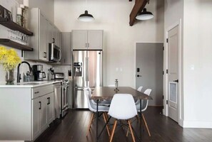 Fridge, microwave, oven, stovetop - ☆ New Rustic Loft ☆ Pool & 2 mi to Broadway & DT! (Nashville)