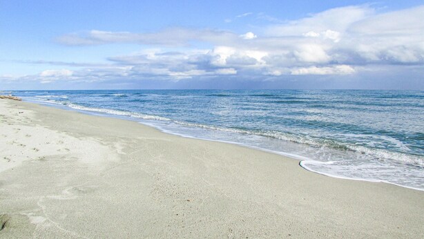 A beach with clear skies and calm waves. - 2 bedroom cozy home in San Nicolao (San Nicolao)