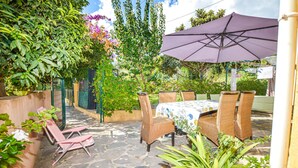 An outdoor patio with stone flooring, wicker furniture, and a table with a tablecloth. - 2 bedroom cozy home in San Nicolao (San Nicolao)