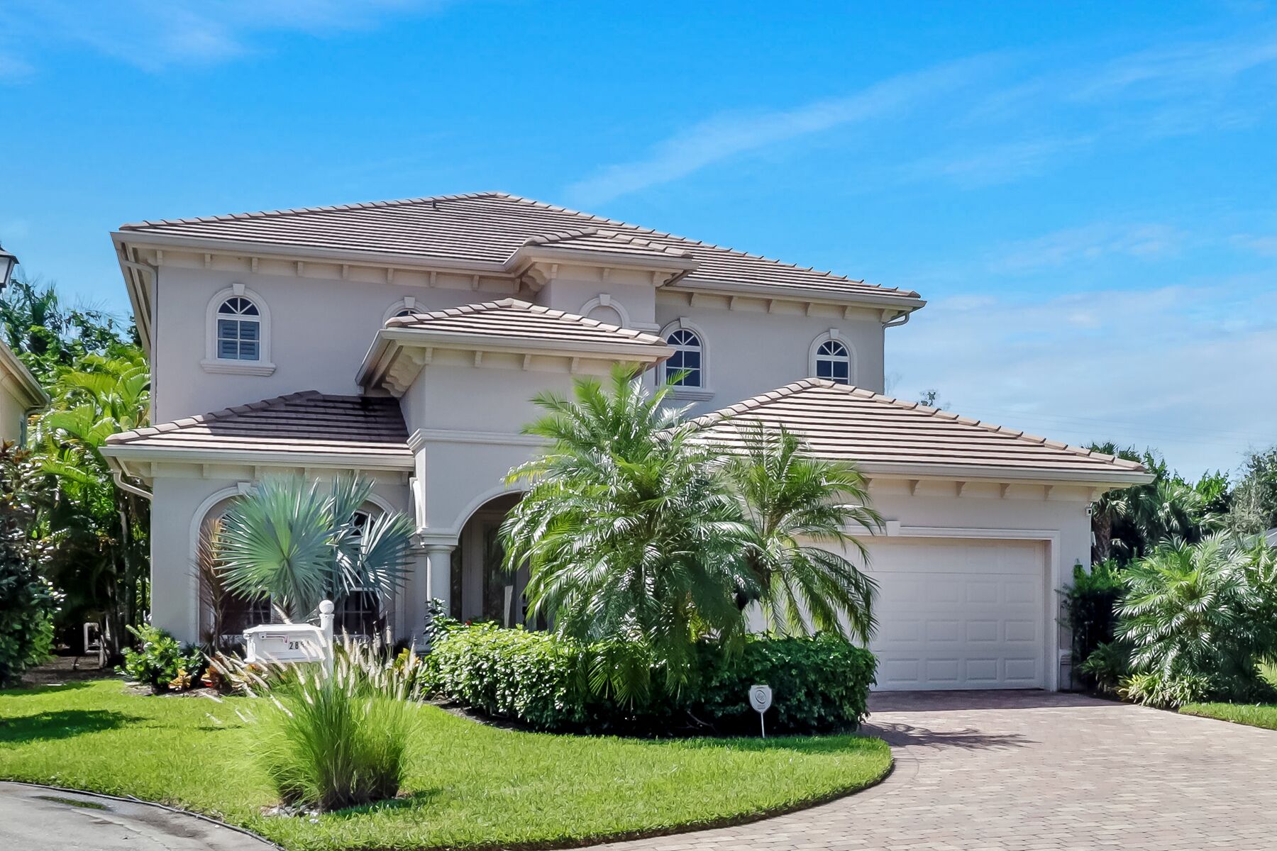 Beautiful newly furnished home in the heart of Naples - pool & 10 mins to beach!
