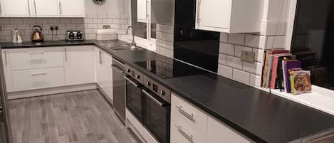 Frigorifero, microonde, forno, piano cottura