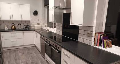 Riviera Retreat 10 bed 10 bath Torquay, games room, beach 750m, sleeps 20-24