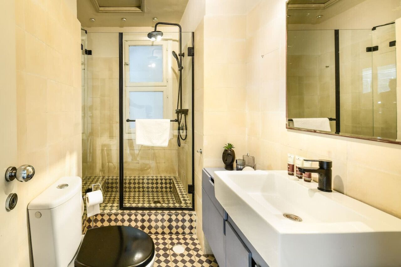 Een haardroger, handdoeken