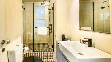 Een haardroger, handdoeken