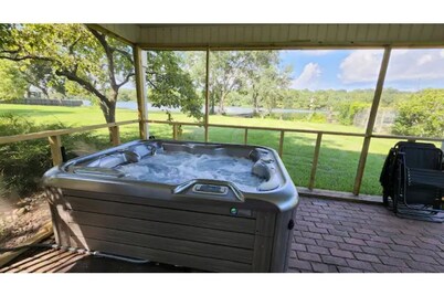 New Guest House on Bayou w/Hot tub & Spectacular view