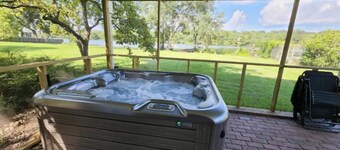 New Guest House on Bayou w/Hot tub & Spectacular view