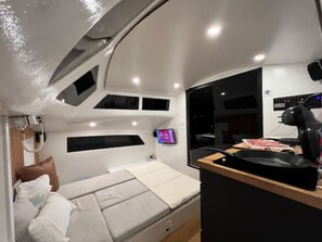 2 bedrooms, free WiFi, bed sheets - houseboat waterfront sleepandboat (Faro)