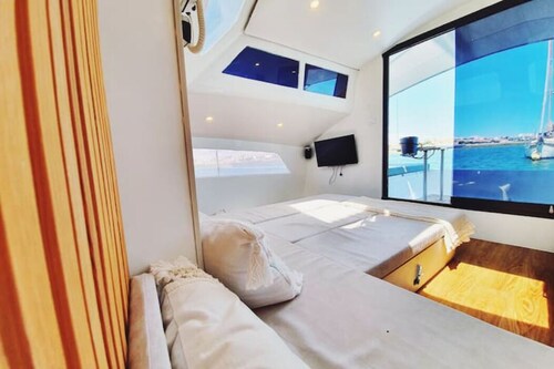 houseboat waterfront sleepandboat