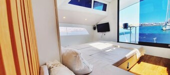 houseboat waterfront sleepandboat