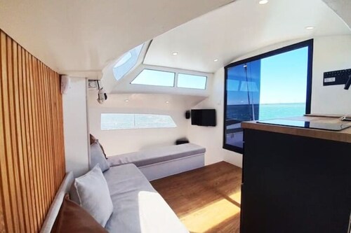 houseboat waterfront sleepandboat