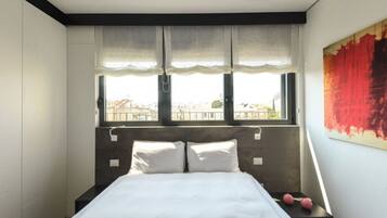 2 bedrooms, iron/ironing board, free WiFi