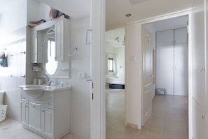 Un bagno moderno con lavabo, specchio e cabina doccia.