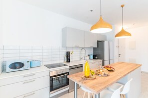 Kühlschrank, Mikrowelle, Ofen, Herdplatte