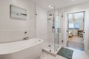 Bathtub, hair dryer - Riviera - Pacific Grove House - New Modern Luxury (Pacific Grove)