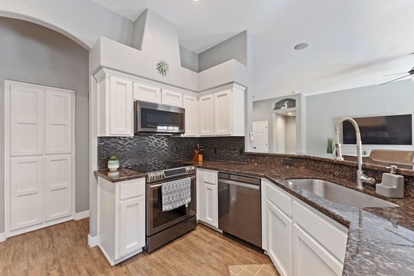 Frigorifero, microonde, forno, piano cottura