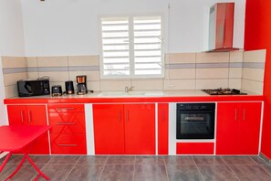 Comfort-Villa, 2 Schlafzimmer, Terrasse, Poolseite | Eigene Küche | Großer Kühlschrank, Mikrowelle, Ofen, Herdplatte