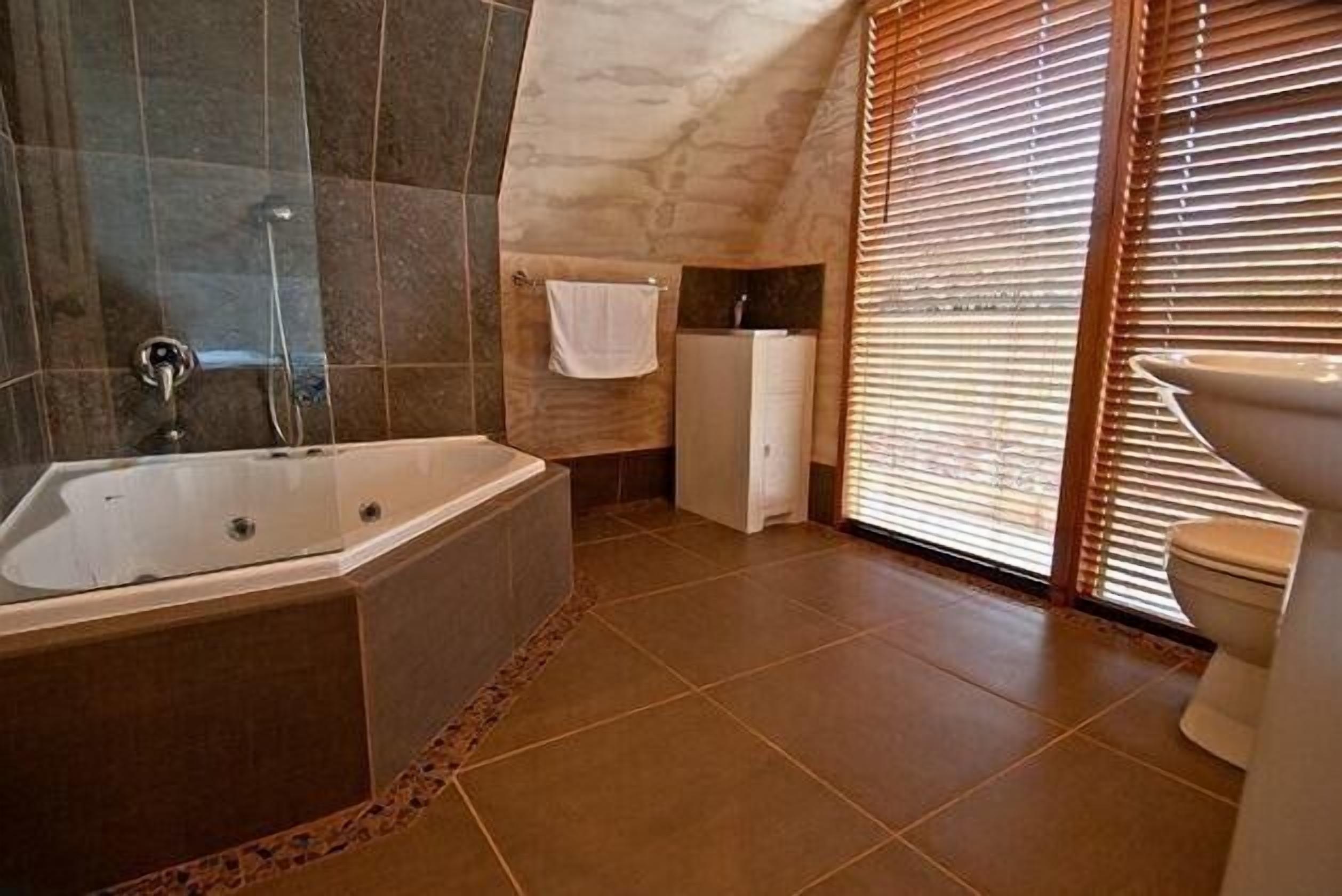 Dusche, Whirlpool, Haartrockner, Handtücher