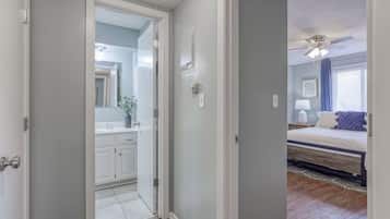 1 Schlafzimmer, Schreibtisch, Bügeleisen/Bügelbrett, Reisekinderbett