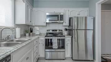 Frigorífico, microondas, horno y placa de cocina