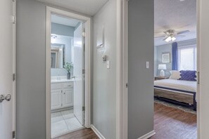 Bureau, fer et planche à repasser, lit parapluie, Wi-Fi gratuit