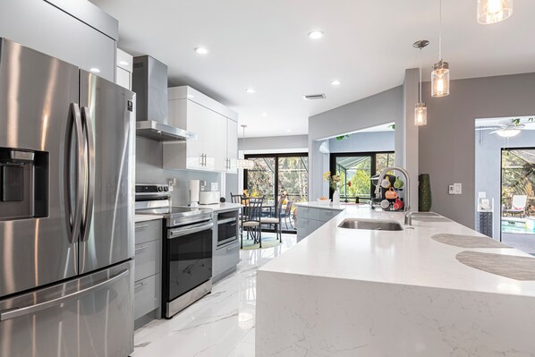 雪櫃、微波爐、焗爐、爐具