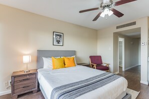 Iron/ironing board, bed sheets - Breathtaking River View in Downtown Memphis (Memphis)