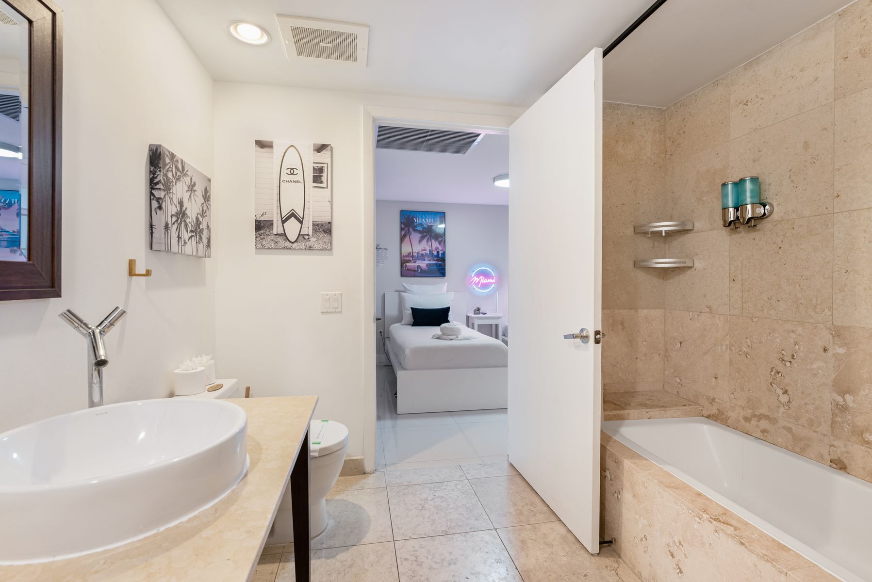 Een moderne badkamer met een groot wit wastafelmeubel, een badkuip en een douche.