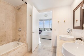 Ensemble douche/baignoire, sèche-cheveux, serviettes fournies, savon