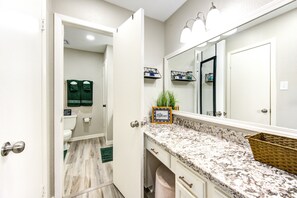 Bañera con ducha, secador de pelo, toallas, jabón