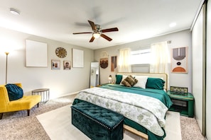 3 bedrooms, desk, iron/ironing board, travel cot