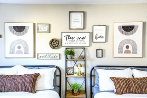3 habitaciones, escritorio y tabla de planchar con plancha