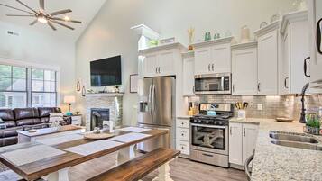 雪櫃、微波爐、爐具、洗碗機