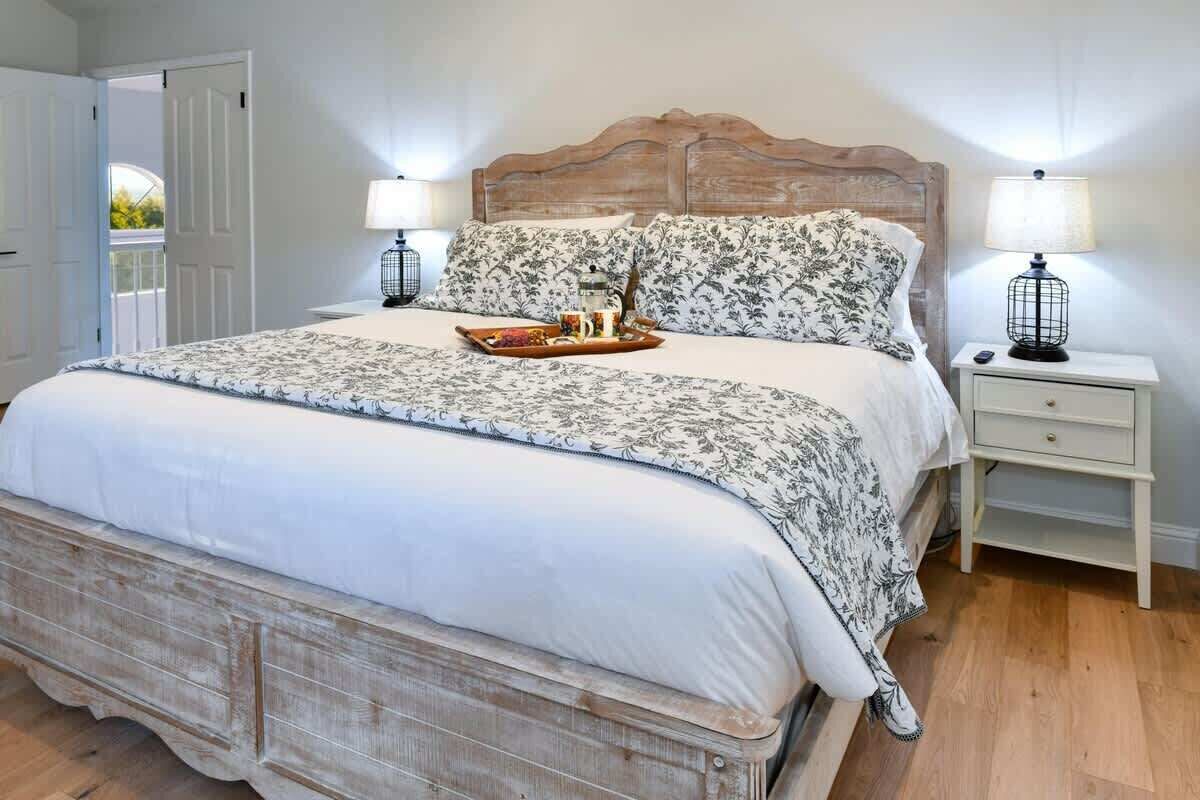 4 chambres, bureau, fer et planche à repasser, lit de bébé portatif