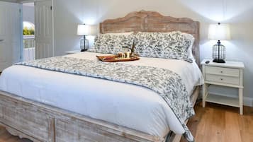 4 chambres, bureau, fer et planche à repasser, lit de bébé portatif