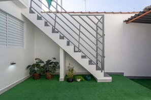 المنطقة المحيطة بالمنشأة