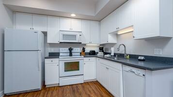 Réfrigérateur, micro-ondes, lave-vaisselle, cafetiÚre/bouilloire