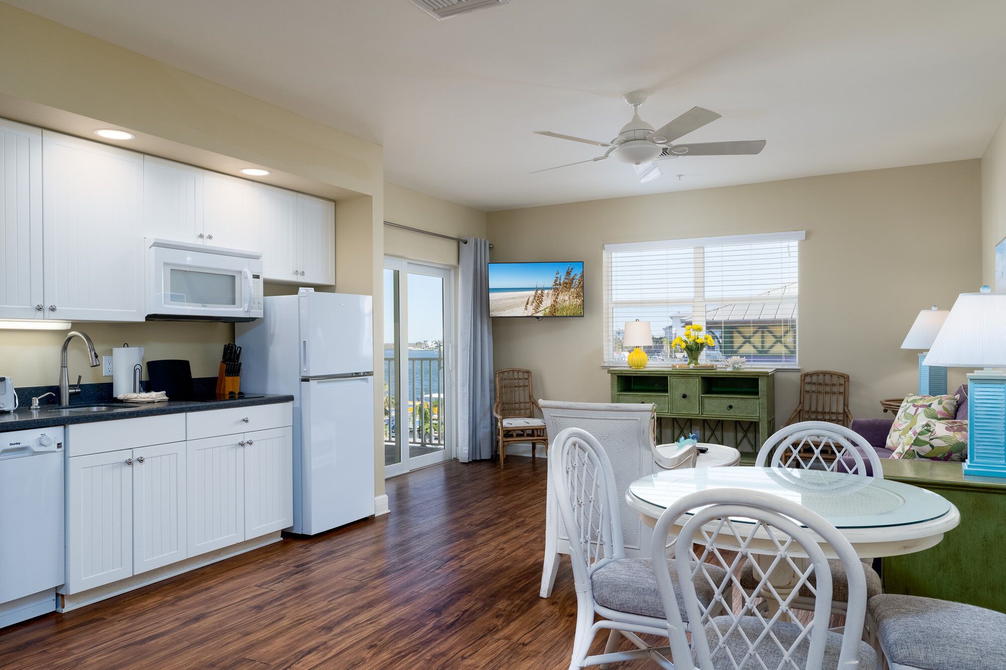 Køleskab, mikrobølgeovn, opvaskemaskine, kaffe-/temaskine