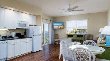 Kylskåp, mikrovågsugn, diskmaskin och kaffe- och tebryggare