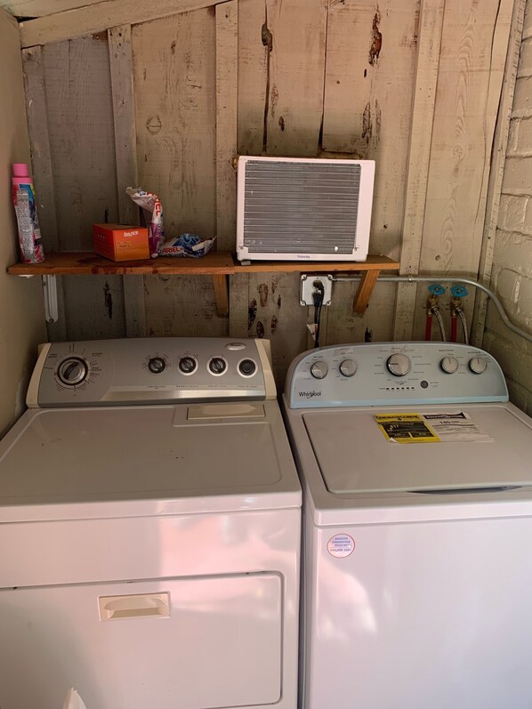 Interior - 2 bedroom 1 bath home. In the heart of madera. (Madera)