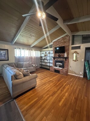 Unclassified image, 3 of 21, button - 2 bedroom 1 bath home. In the heart of madera. (Madera)