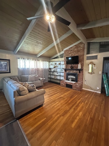 2 bedroom 1 bath home. In the heart of madera.