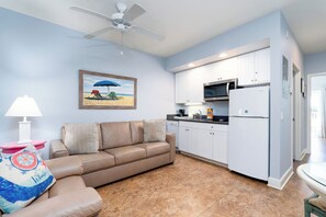 TV - Stunning 1/1 with Heated pool and Spa in the Heart of Downtown Fort Myers Beach! (Fort Myers Beach)