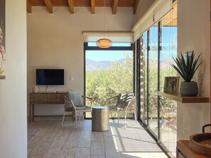Caja de seguridad en la habitación y tabla de planchar con plancha 