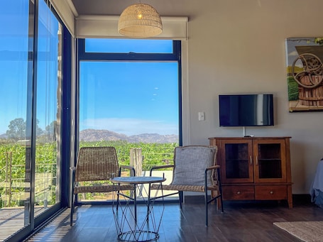 Caja de seguridad en la habitación y tabla de planchar con plancha