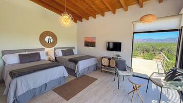 Habitación doble, vista al viñedo | Caja de seguridad en la habitación y tabla de planchar con plancha